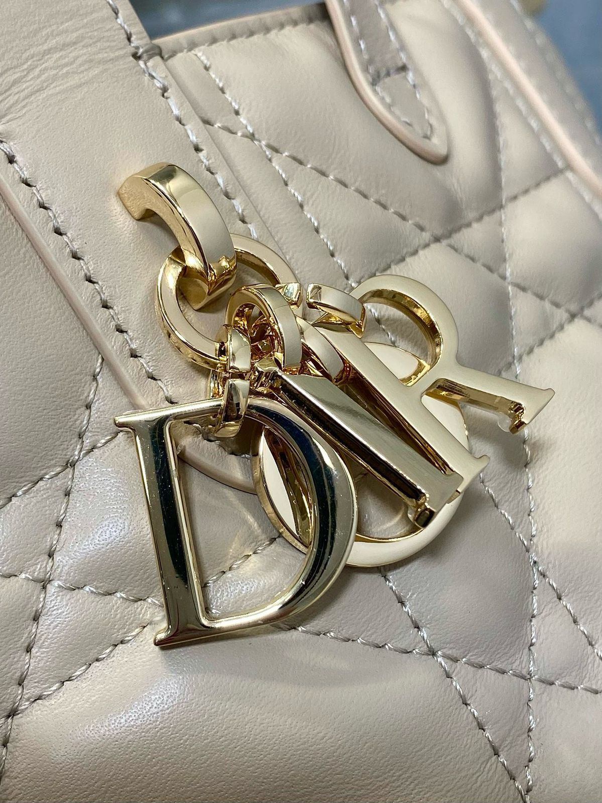 DIOR