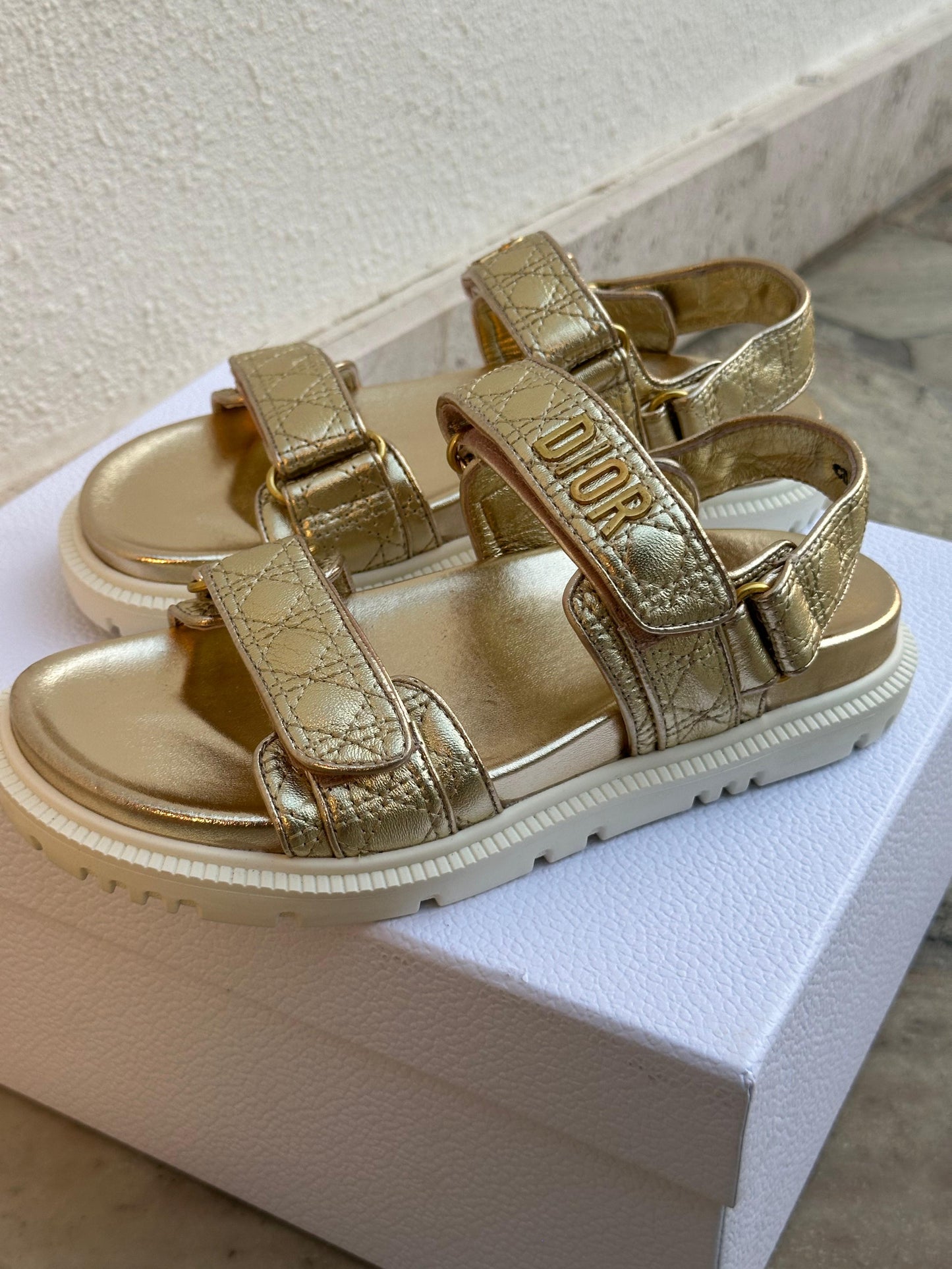 DIOR