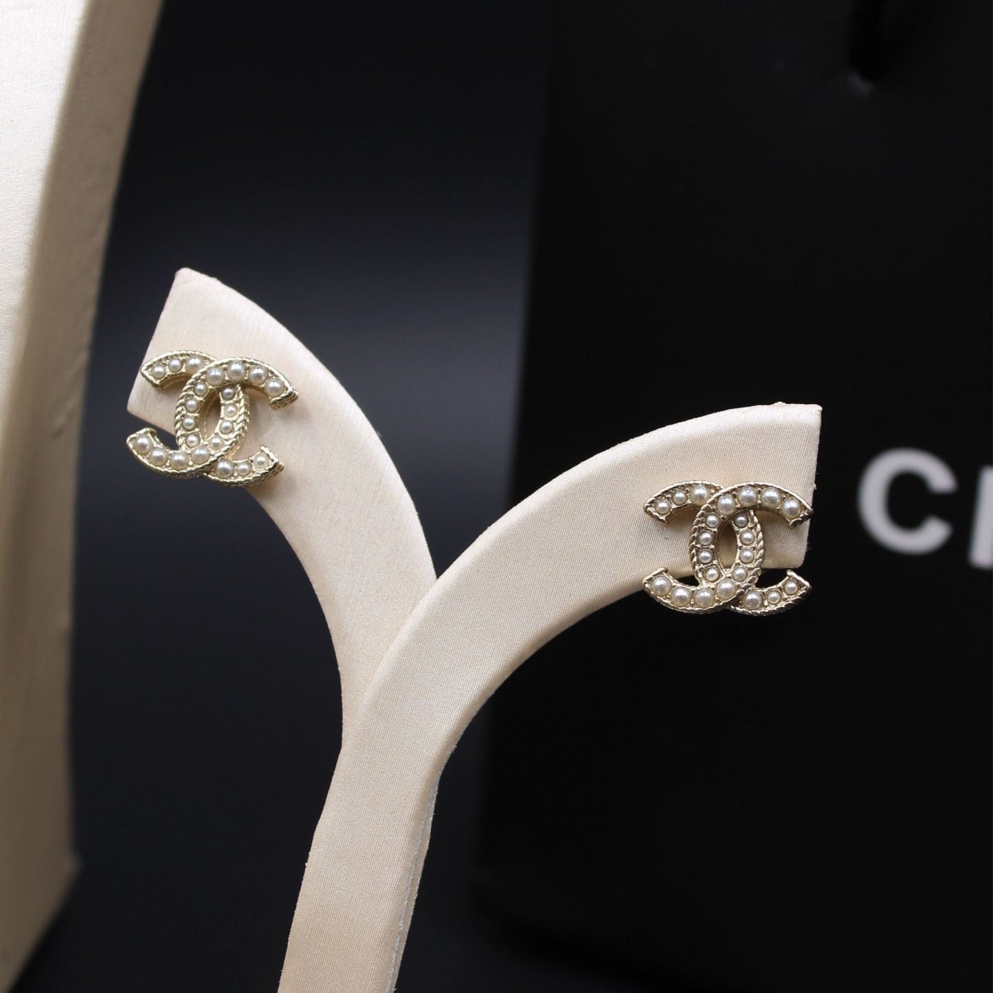 CHANEL (Earrings)