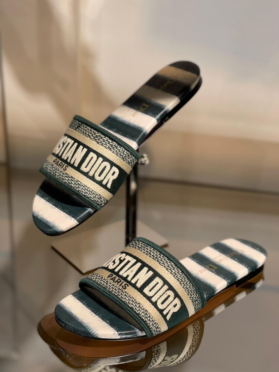 DIOR